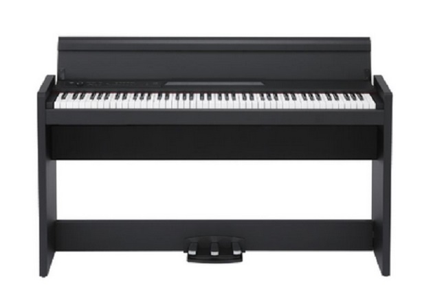  Le piano élégant LP-380 est maintenant disponible dans une toute nouvelle finition noire à grain de palissandre! Le piano numérique LP-380 se fond dans votre pièce avec un design mince et une nouvelle couleur très demandée. La gamme LP-380 accueille le nouveau modèle en palissandre noir (RWBK), avec une atmosphère tamisée avec une étincelle de personnalité. Le beau grain de bois a une finition sombre et sophistiquée qui ne manquera pas de voler votre cœur. Expérience de piano à queue authentique dans un design mince qui ajoute du style à votre maison. Le LP-380 offre un son de piano brillant dans un design mince et discret. L'armoire à dessus plat est élégante même lorsque le couvercle du clavier est fermé. L’amplificateur et les haut-parleurs à haut rendement reproduisent avec précision un son de piano réaliste, tandis que le clavier RH3 phare de Korg permet des performances expressives. Habilement fabriqué au Japon. Le prestigieux piano numérique LP-380, doté du clavier RH3 très apprécié, est fièrement construit à Kyoto, au Japon, par des artisans possédant l'expérience et l'expertise acquises en produisant certains des instruments de musique numériques de la plus haute qualité disponibles. Notre objectif est la satisfaction totale du client et nous sommes fiers de produire des pianos que les musiciens apprécieront de jouer maintenant et pour les années à venir.      Design fin et élégant     Instrument de musique de haute qualité produit par un artisan expert à Kyoto, au Japon     Des sons de piano acoustique riches et dynamiques qui sont agréables à jouer     La section d'ampli à haut rendement produit beaucoup de volume     Clavier RH3 (Real Weighted Hammer Action 3)     Châssis, taille et poids réduits     Conception à trois pédales avec support demi-amortisseur     Accessoire Optionnelle: PB-KRG-BK